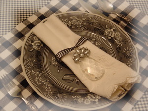 Folding napkins with ribbons